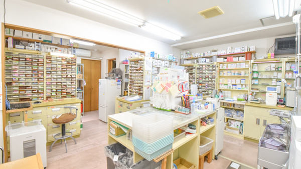 ケンユウ学校町薬局の調剤室