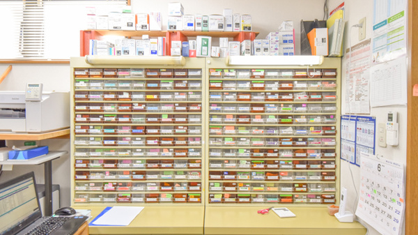 ケンユウ学校町薬局の薬棚