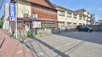 ケンユウ学校町薬局の駐車場