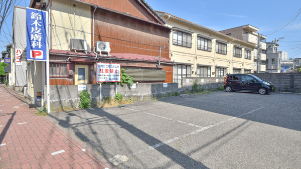 ケンユウ学校町薬局の駐車場
