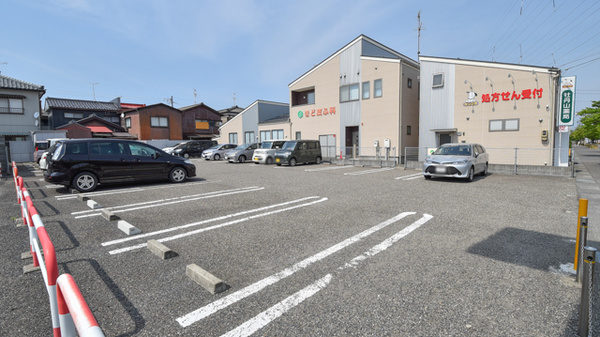 牡丹山薬局の駐車場