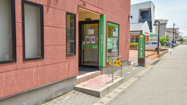 ケンユウ青山薬局の入口
