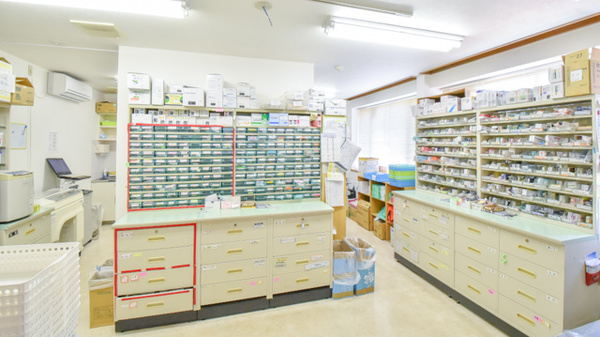 ケンユウ青山薬局の調剤室