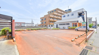 ケンユウ青山薬局の駐車場