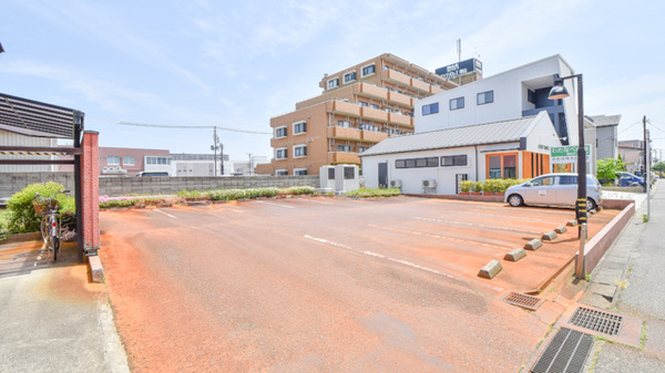 ケンユウ青山薬局の駐車場