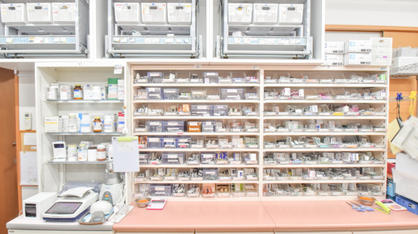 フェニックス調剤薬局の薬棚