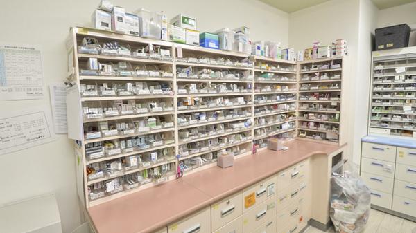 ケンユウ西蒲薬局の薬棚