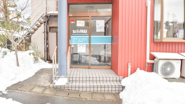 ほんそん調剤薬局の入口