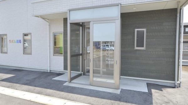 ラポル薬局の入口
