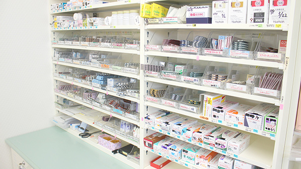あさひ薬局小国店の薬棚