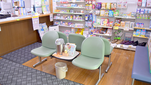 中央調剤薬局大町店の待合スペース