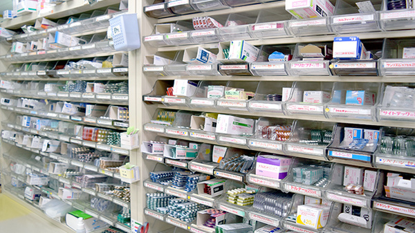 中央調剤薬局大町店の薬棚