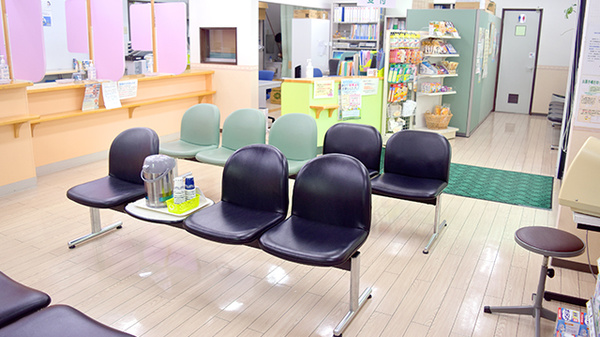 中央調剤薬局駅南店の待合スペース
