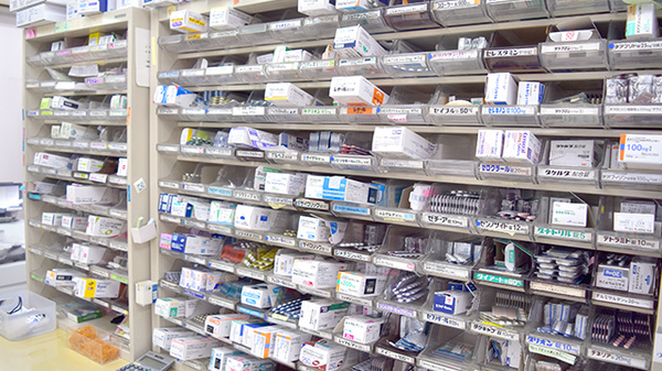 中央調剤薬局駅南店の薬棚