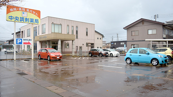 中央調剤薬局駅南店の駐車場