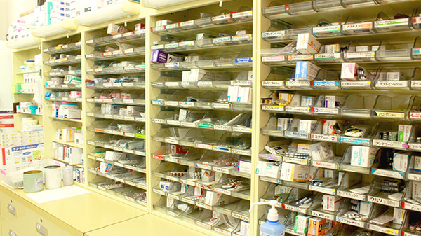 あおい調剤薬局の薬棚