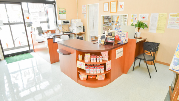 自然堂つるや薬局春日山店の受付/カウンター