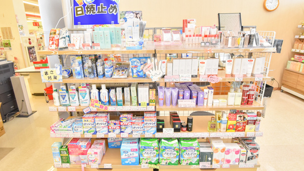 自然堂つるや薬局春日山店の雑貨品