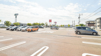 自然堂つるや薬局春日山店の駐車場