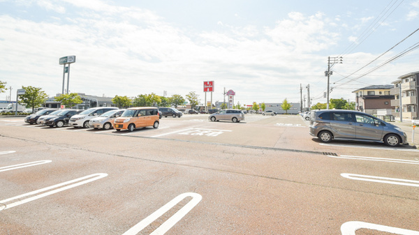 自然堂つるや薬局春日山店の駐車場