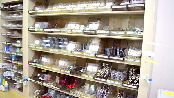 中央調剤薬局中央店の薬棚