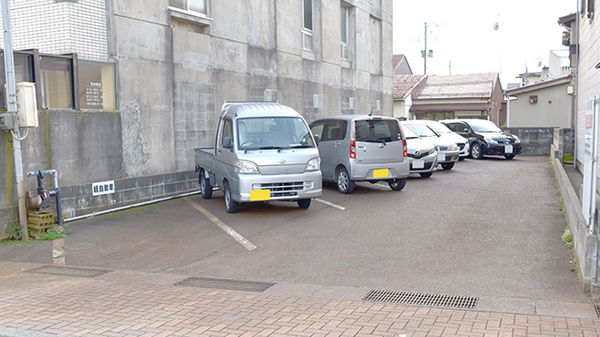 中央調剤薬局中央店の駐車場