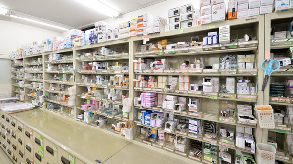 エムケイ薬局　さいがた店の薬棚