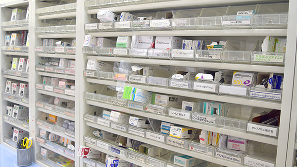 中央調剤薬局石橋店の薬棚