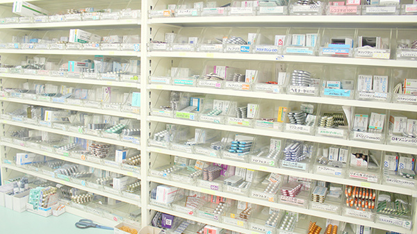 すみれ薬局木田店の薬棚