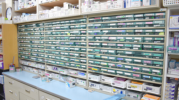 メッツ嵐南薬局の薬棚