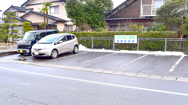 ひまわり薬局の駐車場