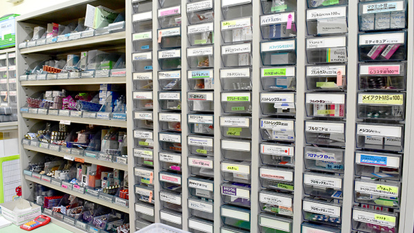 石川薬局中央店の薬棚