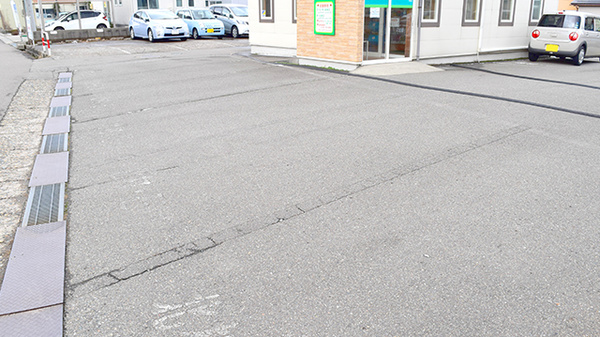 石川薬局中央店の駐車場