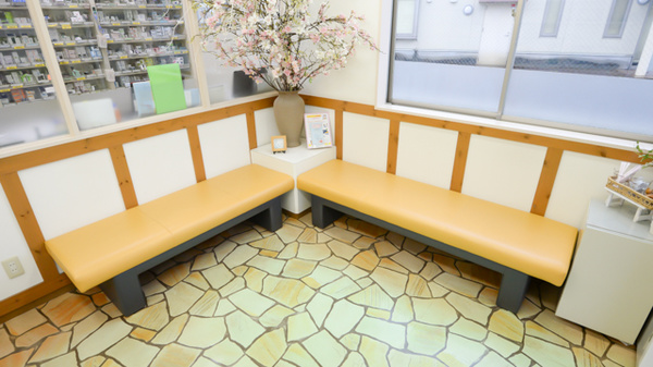 エムケイ薬局　ひらさわ店の待合スペース