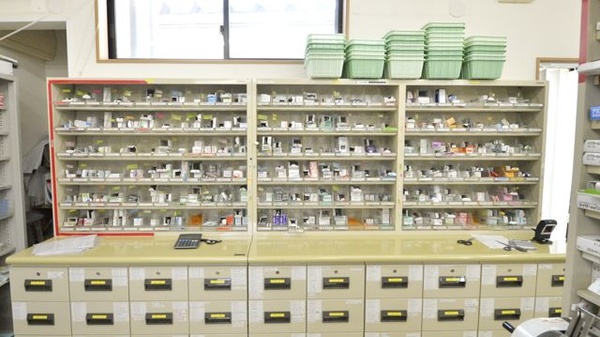 公園前調剤薬局の薬棚