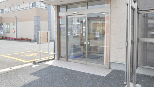 あたご調剤薬局の入口