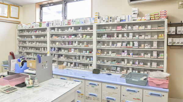 あたご調剤薬局の薬棚