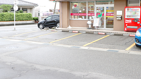 ひばり薬局の駐車場