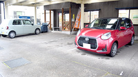 つきおかつばさ薬局の駐車場