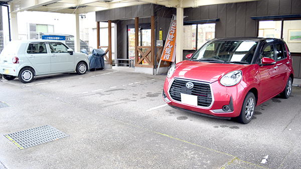 つきおかつばさ薬局の駐車場