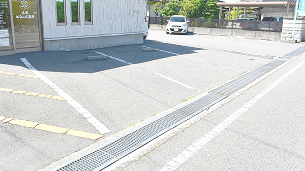 本郷はなの木薬局の駐車場