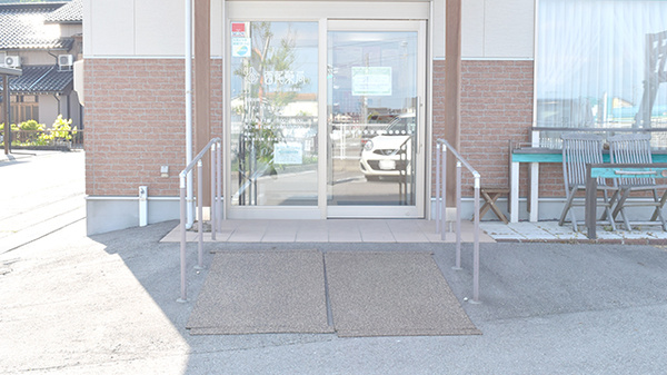 西尾薬局富崎店の入口