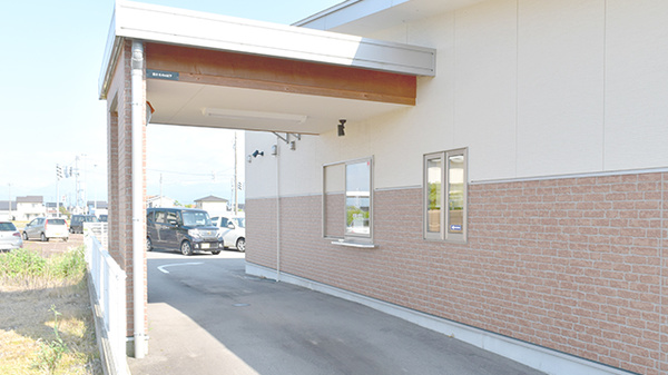 西尾薬局富崎店のドライブスルー