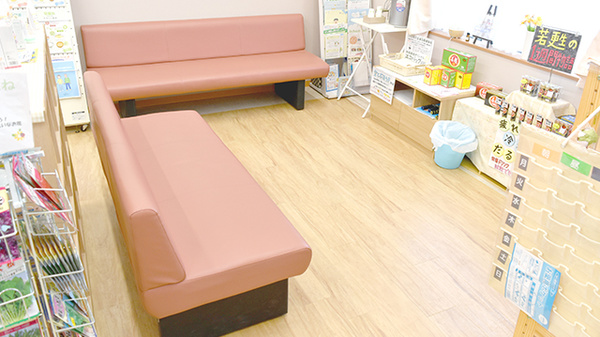 西尾薬局富崎店の待合スペース