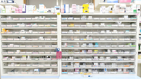 西尾薬局富崎店の薬棚