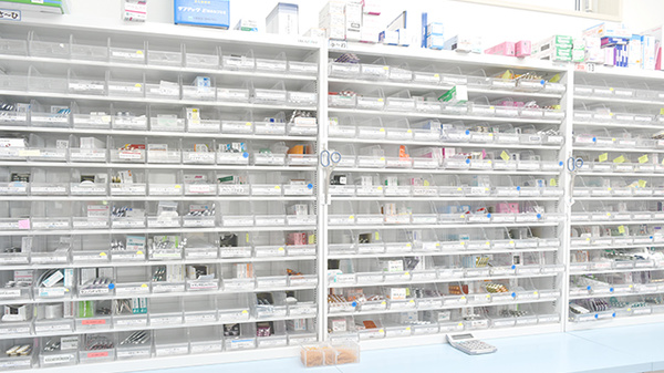 高屋敷はなの木薬局の薬棚