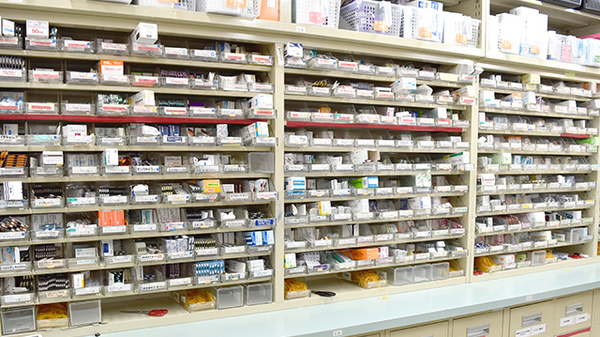 たんぽぽ薬局　黒部店の薬棚