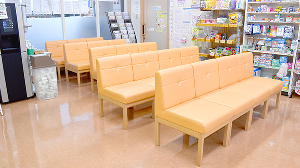 たんぽぽ薬局　泊店の待合スペース