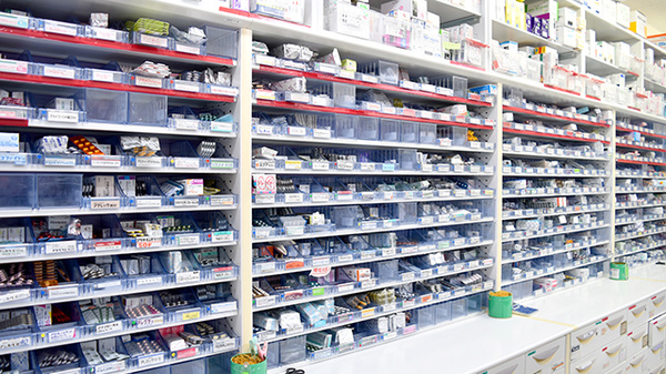 たんぽぽ薬局　泊店の薬棚