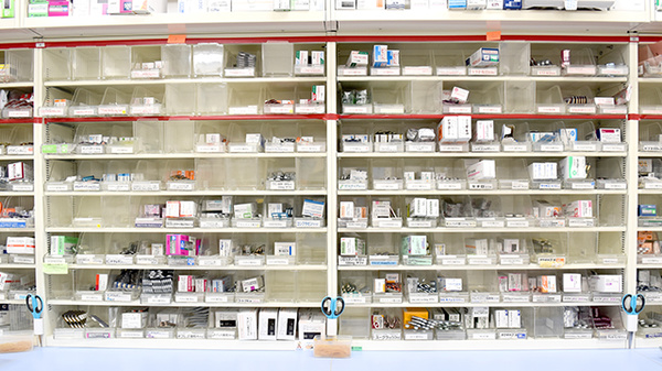 たんぽぽ薬局　南砺中央店の薬棚